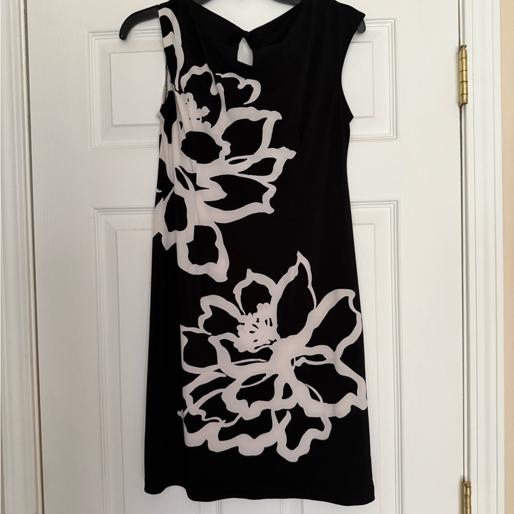 Elegant Black and White Floral Dress - Picture 2 of 4